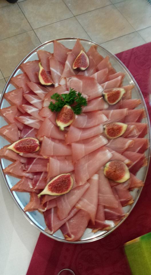 Prosciutto crudo s fíky.